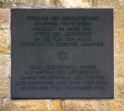 Gedenktafel am Eingang des jüdischen Friedhofs